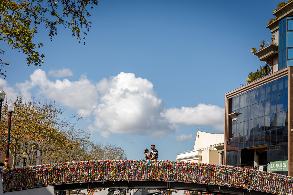 Vanessa e Philippe atravessam uma das pontes dos canais de Aveiro.