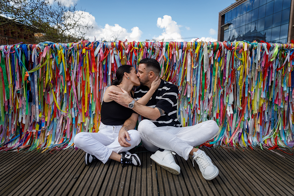 Retrato dinâmico dos noivos com a vida urbana de Aveiro em plano de fundo.