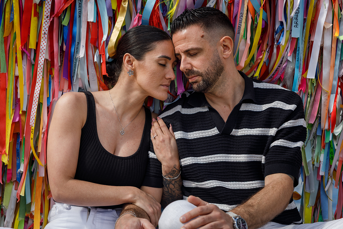 Momento romântico junto à água no centro de Aveiro, fotografia de casamento.