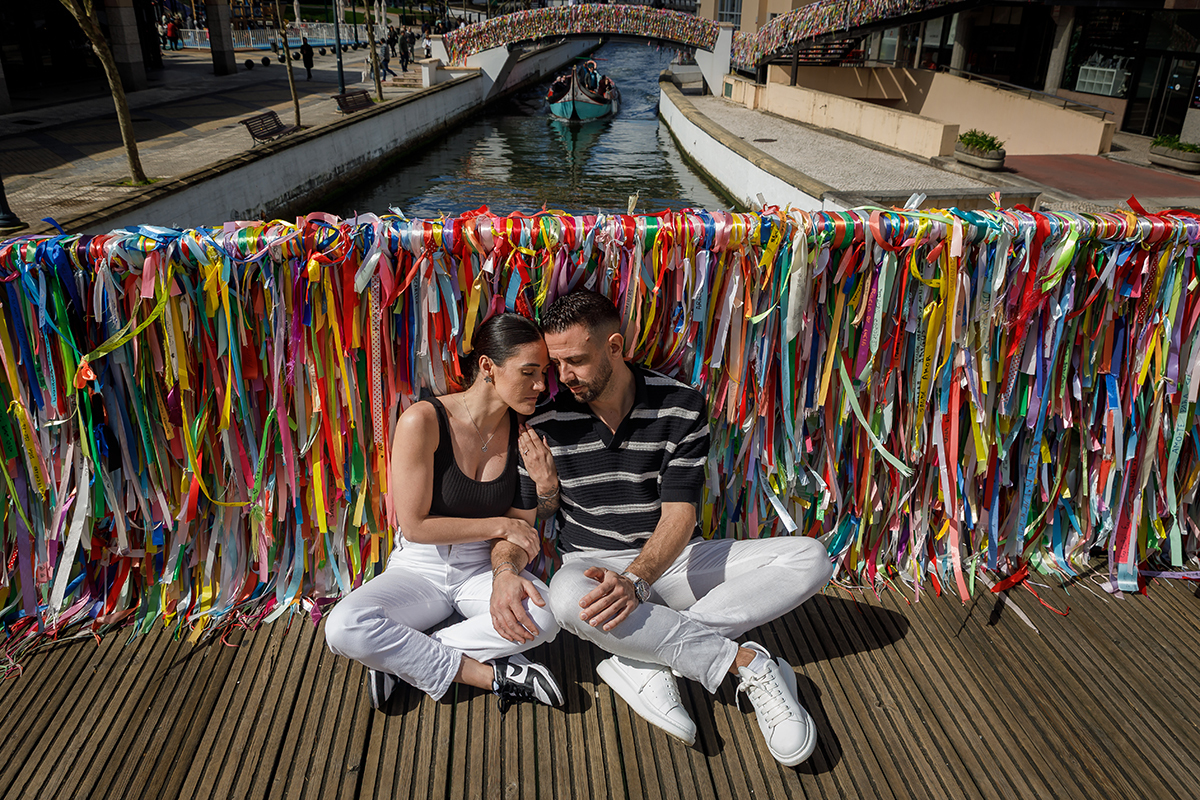 O amor de Vanessa e Philippe emoldurado pelos canais icónicos da cidade de Aveiro.