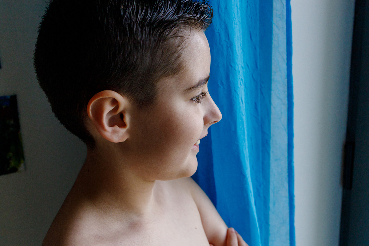 O pequeno Salvador a ser vestido pelos pais para o seu batizado, um registo de ricardo-coimbra-fotografo.