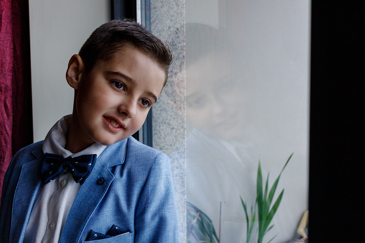 O Salvador a observar-se ao espelho com o seu fato de batizado, fotografia de fotografo-casamento-tondela-viseu.