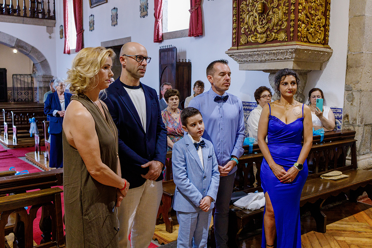 Emoção dos padrinhos durante o batizado do Salvador no Carregal do Sal.