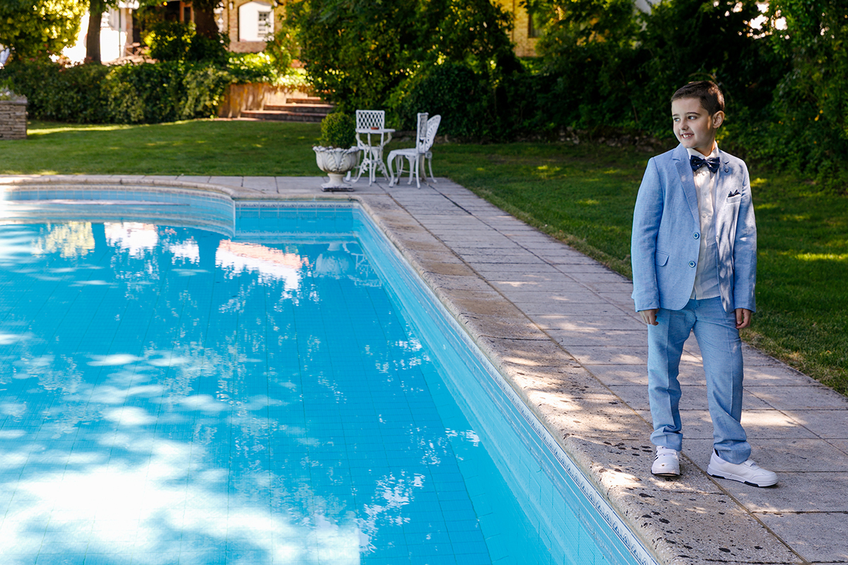 O Salvador a brincar nos espaços verdes da Quinta da Boiça, por fotografo-casamento-tondela-viseu.