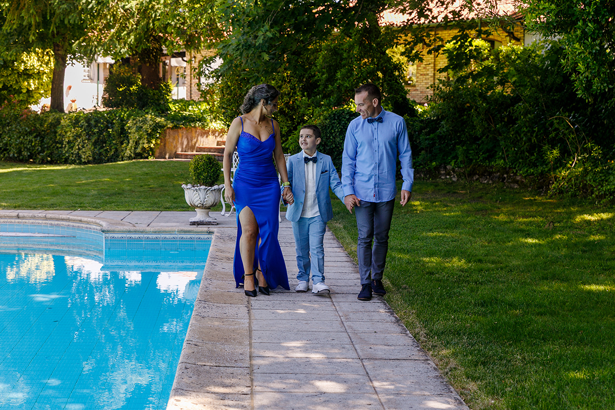 Retrato de família do Salvador na entrada da Quinta da Boiça
