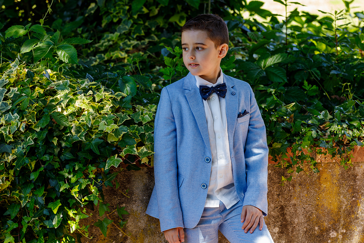 Momento de brincadeira e liberdade do Salvador sob as árvores seculares da Quinta da Boiça, registo artístico de Ricardo Coimbra.