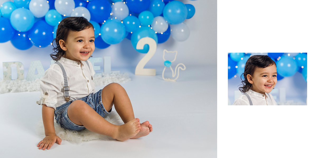 Gargalhada espontânea do Daniel sentado no chão do estúdio entre vários baloes azuis. Registo maravilhoso de foto coimbra na sua sessao dois anos.