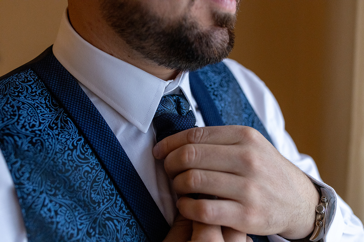 Noivo a ajustar a gravata antes da cerimónia na Serra do Caramulo, momento elegante captado por Ricardo Coimbra fotógrafo da Fotocoimbra, fotógrafos de casamento em Tondela e Viseu