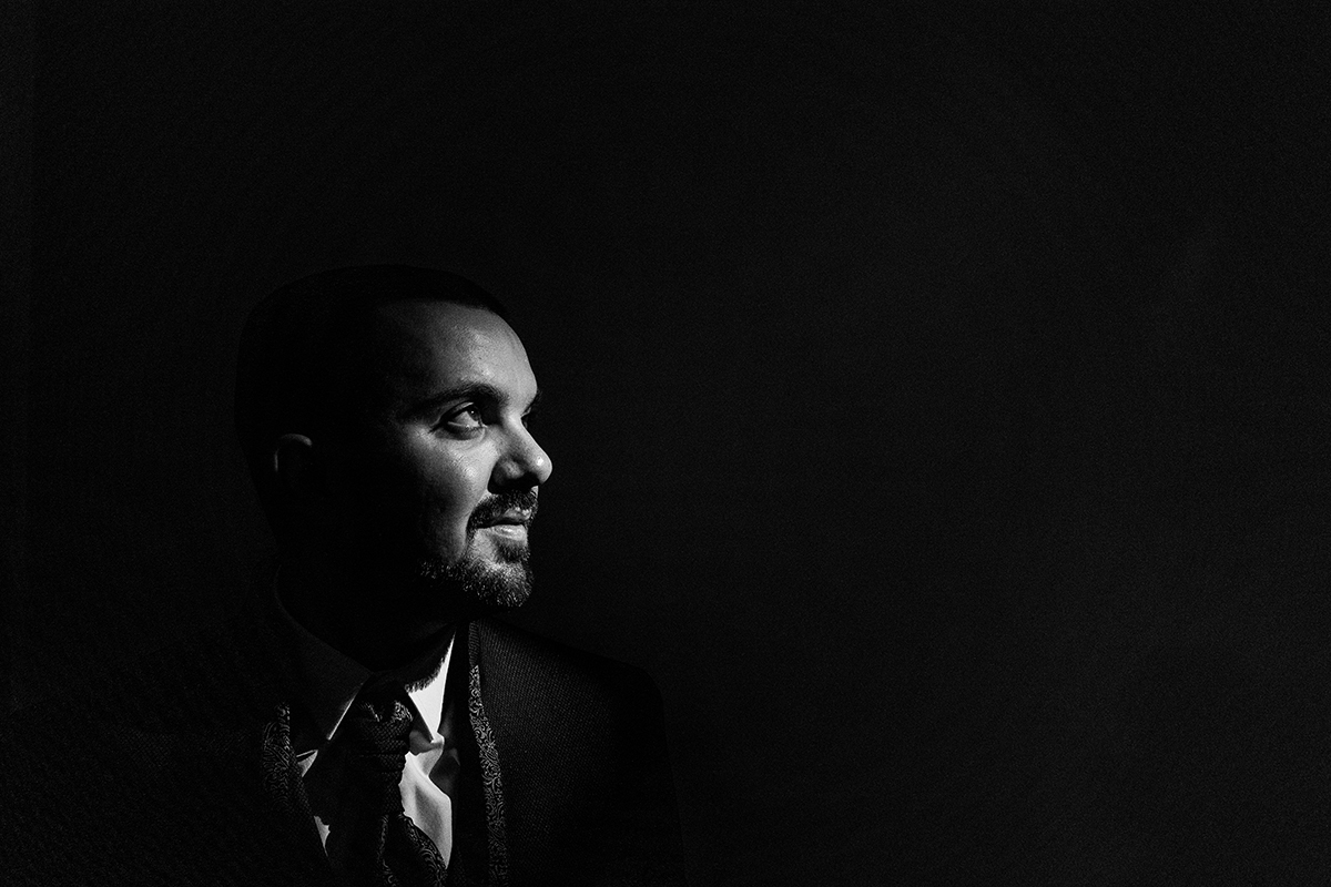 Retrato a preto e branco do noivo com expressão marcante, captado na Serra do Caramulo por Ricardo Coimbra fotógrafo, Fotocoimbra, especialistas em noivos Caramulo.