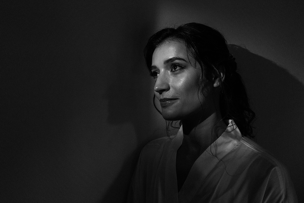 Retrato a preto e branco da noiva com luz suave e olhar intenso, fotografia artística por Ricardo Coimbra fotógrafo, noivos Caramulo.