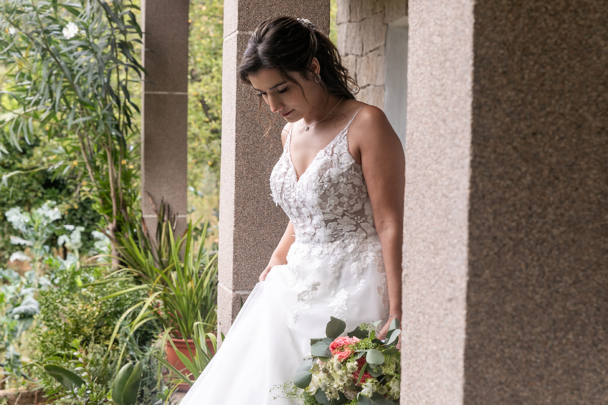 Detalhe da noiva com vestido fluido e bouquet em cenário natural da Serra do Caramulo, Fotocoimbra fotógrafos de casamento