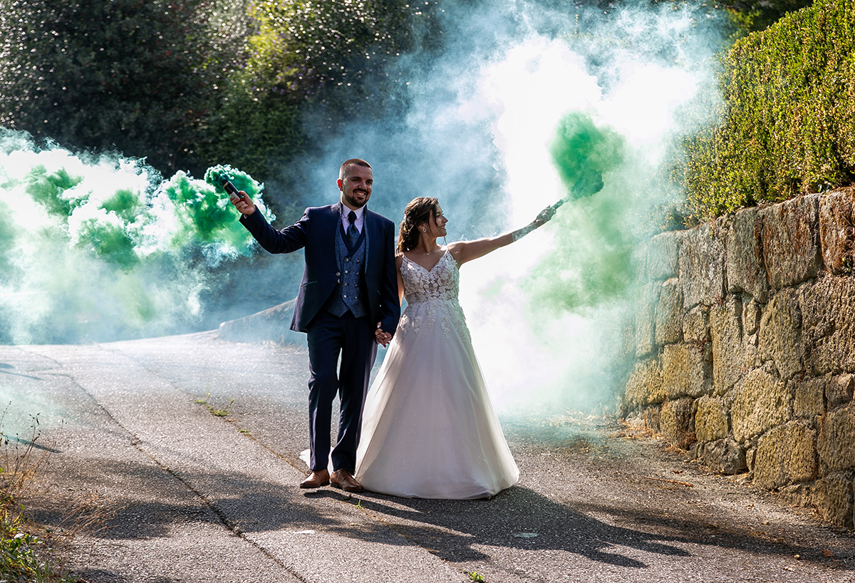 Noivos envolvidos em fumo colorido na Serra do Caramulo, sessão criativa captada por Ricardo Coimbra fotógrafo, Fotocoimbra especialistas em noivos Caramulo.