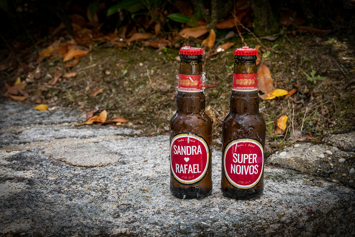 Cervejas personalizadas dos noivos em detalhe criativo na festa, fotografia original por Fotocoimbra, fotógrafos de casamento em Tondela e Viseu.