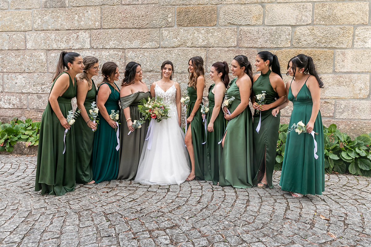 Noiva com as damas à saída da igreja na Serra do Caramulo, momento de alegria captado por Fotocoimbra, fotógrafos de casamento Tondela e Viseu.