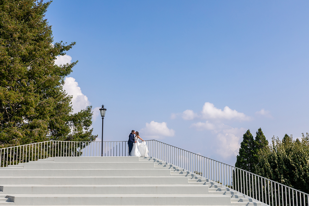Noivos a caminhar de mãos dadas no Caramulo, momento íntimo captado por Ricardo Coimbra fotógrafo, especialistas em noivos Caramulo