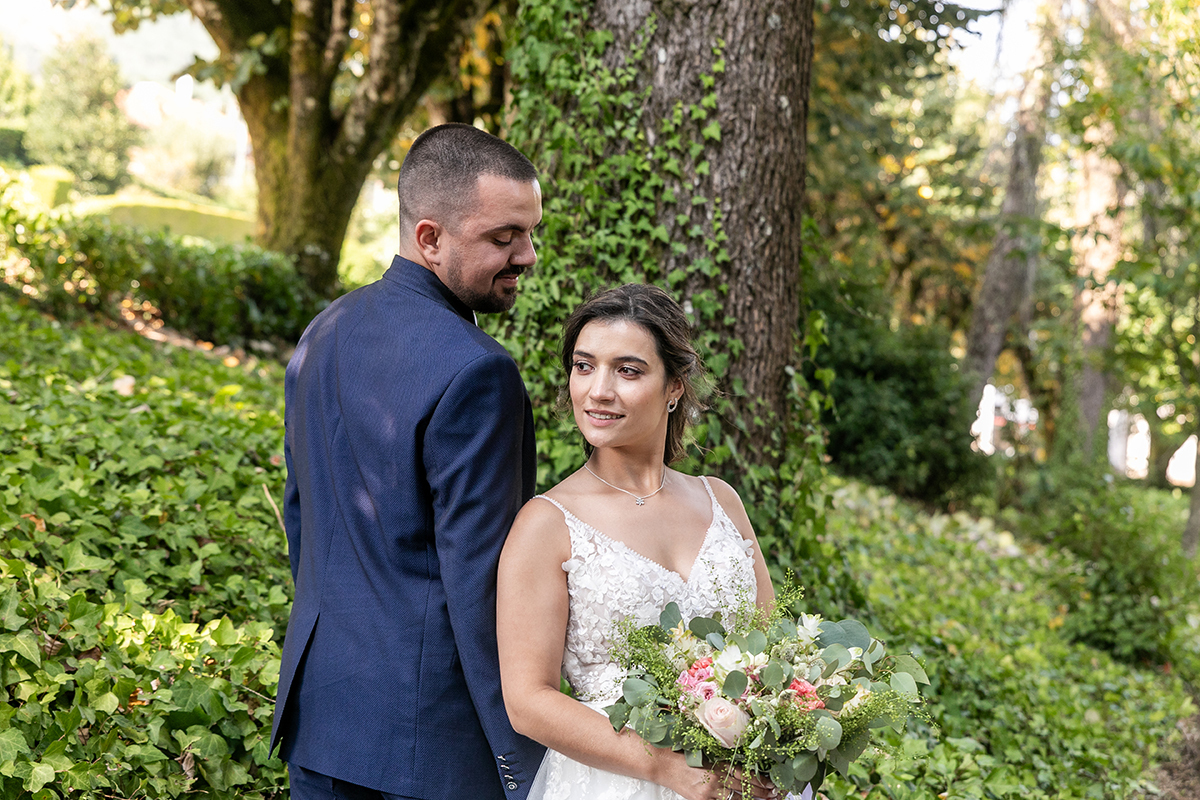 Retrato dos noivos em ambiente verde e natural na Serra do Caramulo, fotografia elegante por Fotocoimbra.