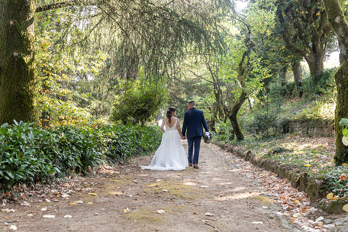 Momento romântico dos noivos com paisagem da serra ao fundo, sessão captada por Fotocoimbra, especialistas em noivos Caramulo.
