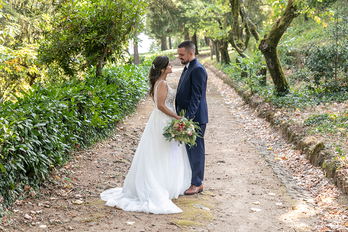 Noivos em cenário de natureza com luz dourada no Caramulo, fotografia emocional por Ricardo Coimbra fotógrafo.