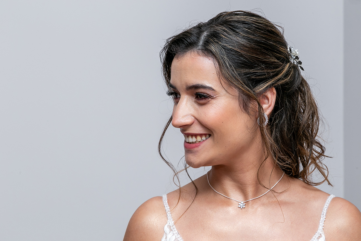Retrato delicado da noiva com expressão emotiva antes do casamento, captado por fotógrafos de casamento Fotocoimbra em Tondela e Viseu.