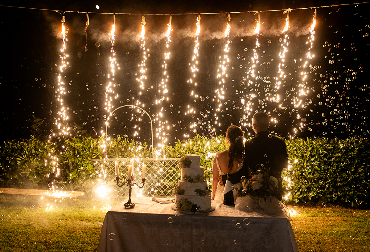 Corte do bolo de casamento com emoção e celebração entre os noivos, momento captado por Ricardo Coimbra fotógrafo, Fotocoimbra fotógrafos de casamento em Tondela e Viseu.
