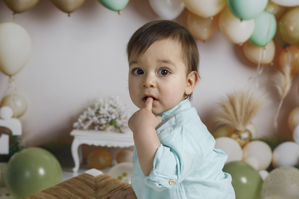 Close-up do rosto do menino Gabriel sujo de bolo e a sorrir, o auge da sua sessao smash. Excelência em foto coimbra