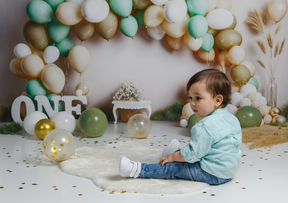 Perspetiva de cima do Gabriel sentado no estúdio rodeado pelos pedaços de bolo. Portefólio de fotografia tondela.