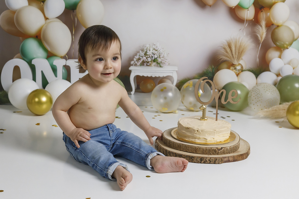 Primeiro toque no  bolo durante a maravilhosa sessão de menino do Gabriel. Trabalho de estúdio com selo foto coimbra