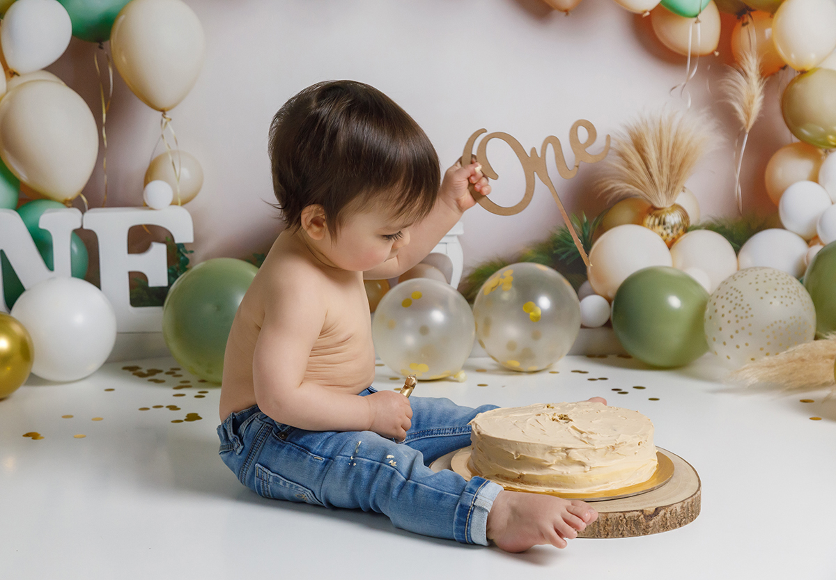 O Gabriel a bater palmas de alegria no meio do cenário, celebrando a sua sessão de menino com os fotografos de tondela