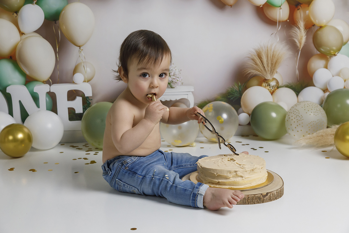 Mãozinhas sujas de bolo numa fotografia tondela cheia de detalhes do primeiro aniversário do Gabriel