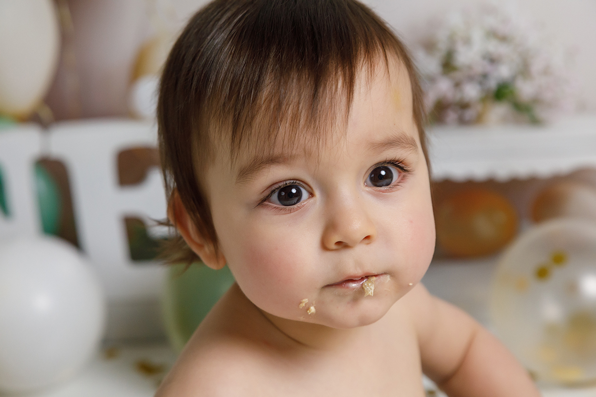 Expressão de surpresa do Gabriel ao provar o açúcar do bolo na sua sessao smash. Retrato infantil captado por foto coimbr