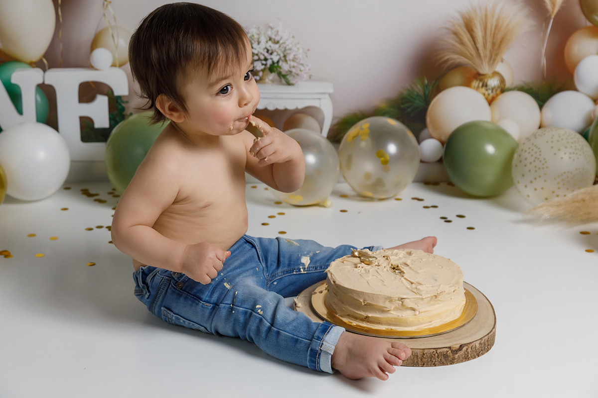 O Gabriel a provar o bolo , um momento clássico da sessao smash. Especialistas em fotografia tondela