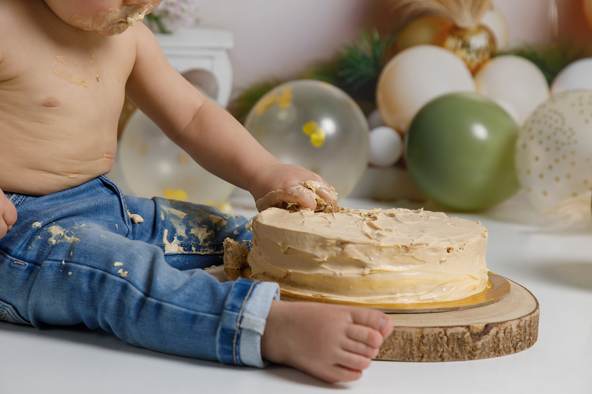Detalhe dos pezinhos descalços do Gabriel sujos de bolo no chão do estúdio. Criando memórias com fotografos de tondela