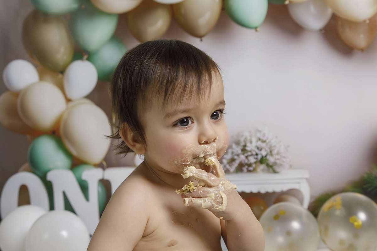 O Gabriel a brincar com a base do bolo, completamente lambuzado de creme, numa autêntica sessão de menino pelos fotografos de tondela