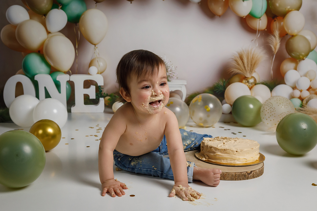 Gargalhada contagiante do Gabriel com o rosto sujo de bolo na sua divertida sessao smash. Captado por fotografos de tondela