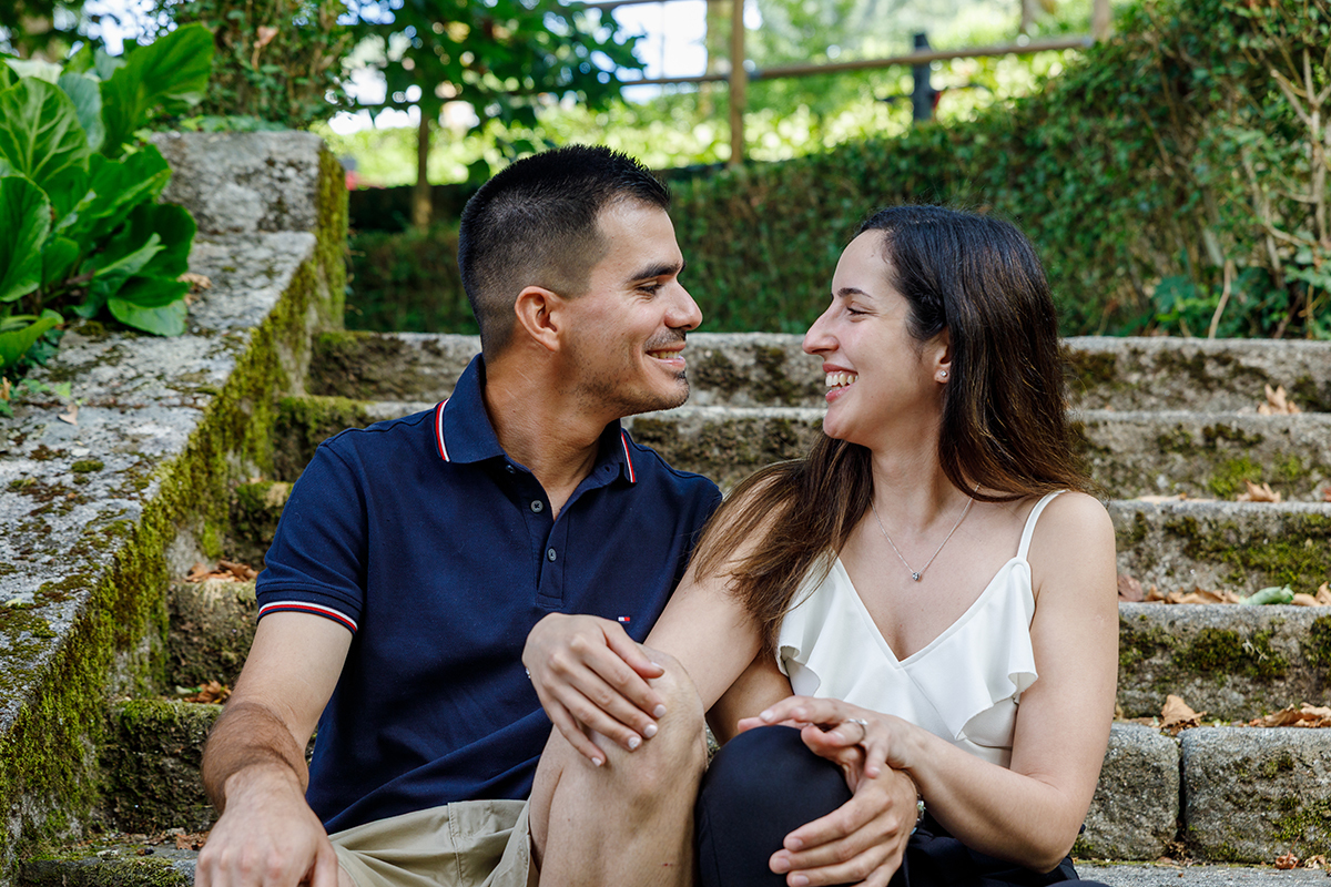 Sandra e Jorge entre árvores e trilhos verdes no Caramulo, fotografia natural por Ricardo Coimbra fotógrafo, especialistas em noivos Caramulo.