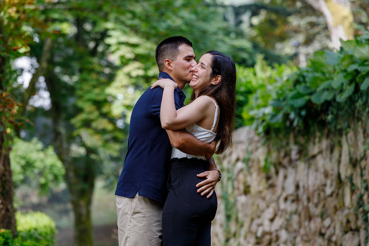 Caminhada romântica dos noivos pelo parque do Caramulo com paisagem natural envolvente, fotógrafos de casamento Tondela e Viseu.