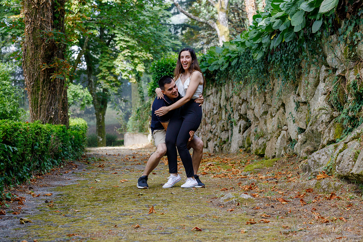 Momento espontâneo do casal entre o verde intenso do Caramulo, captado por Ricardo Coimbra fotógrafo, Fotocoimbra.