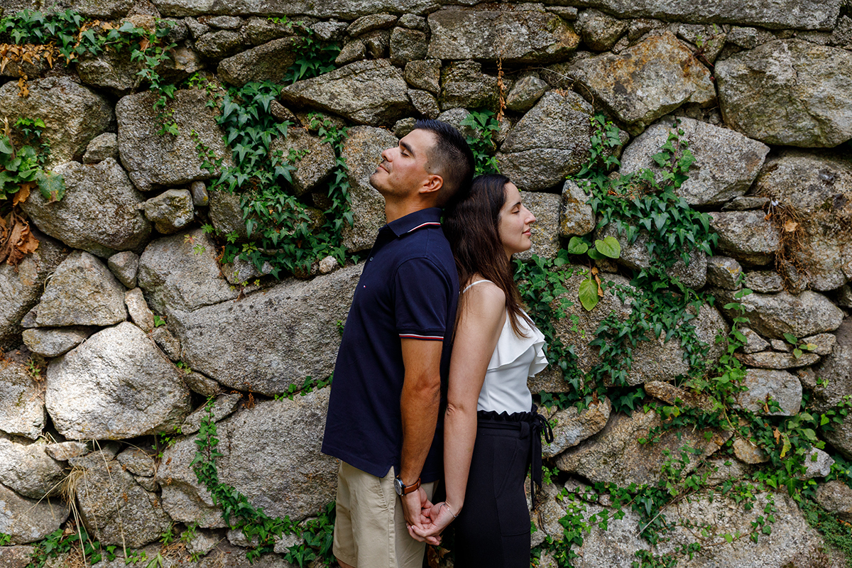 Sessão de solteiros no Parque do Caramulo com cenário verde e granito natural, momento romântico captado por Fotocoimbra, fotógrafos de casamento Tondela e Viseu.