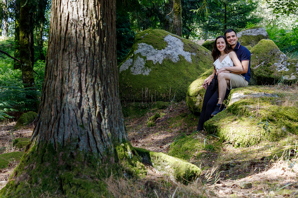 Retrato romântico do casal com luz natural no Parque do Caramulo, captado por Ricardo Coimbra fotógrafo.