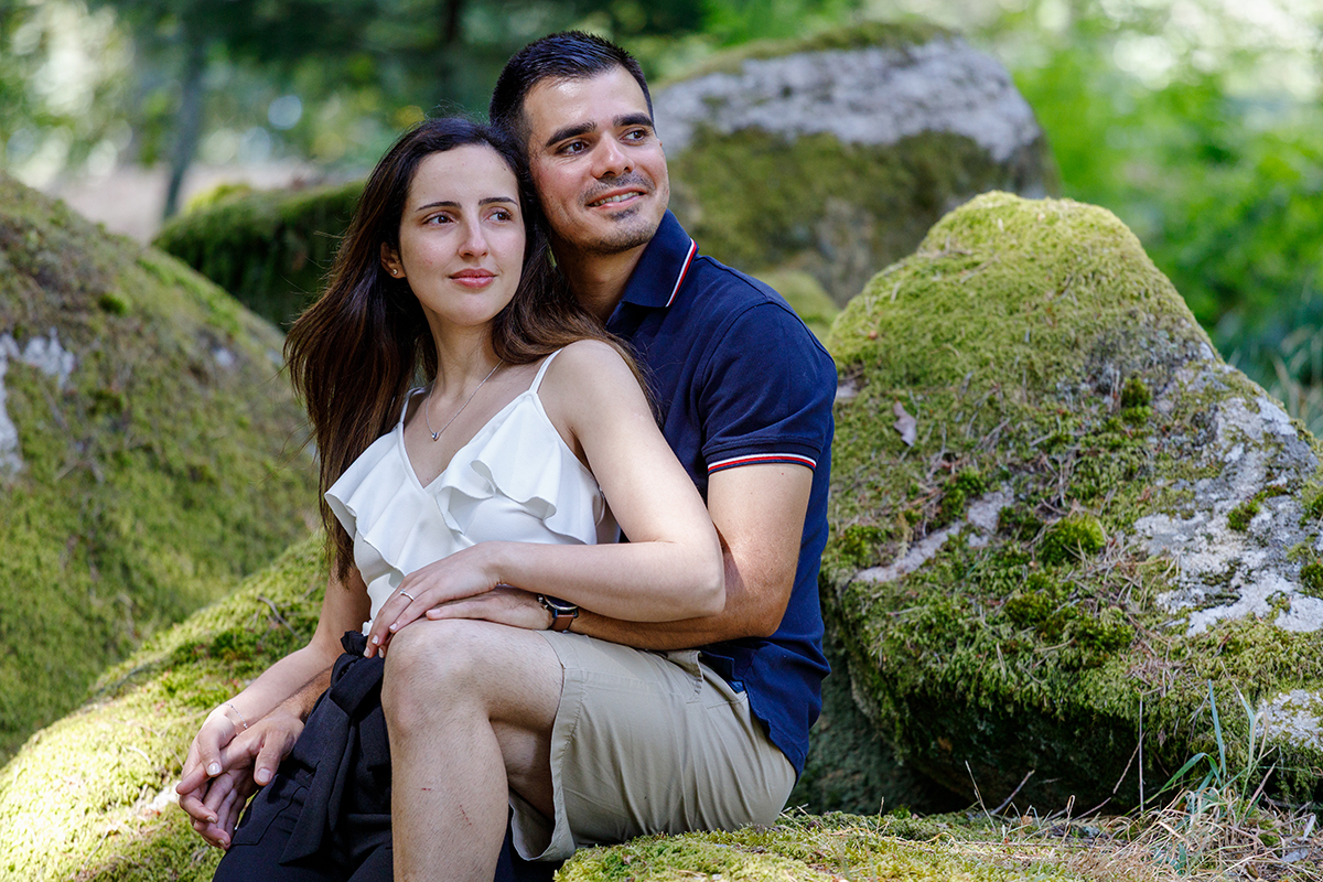 Sandra e Jorge em ambiente verde e tranquilo no Caramulo, fotografia emocional por Fotocoimbra, fotógrafos de casamento.