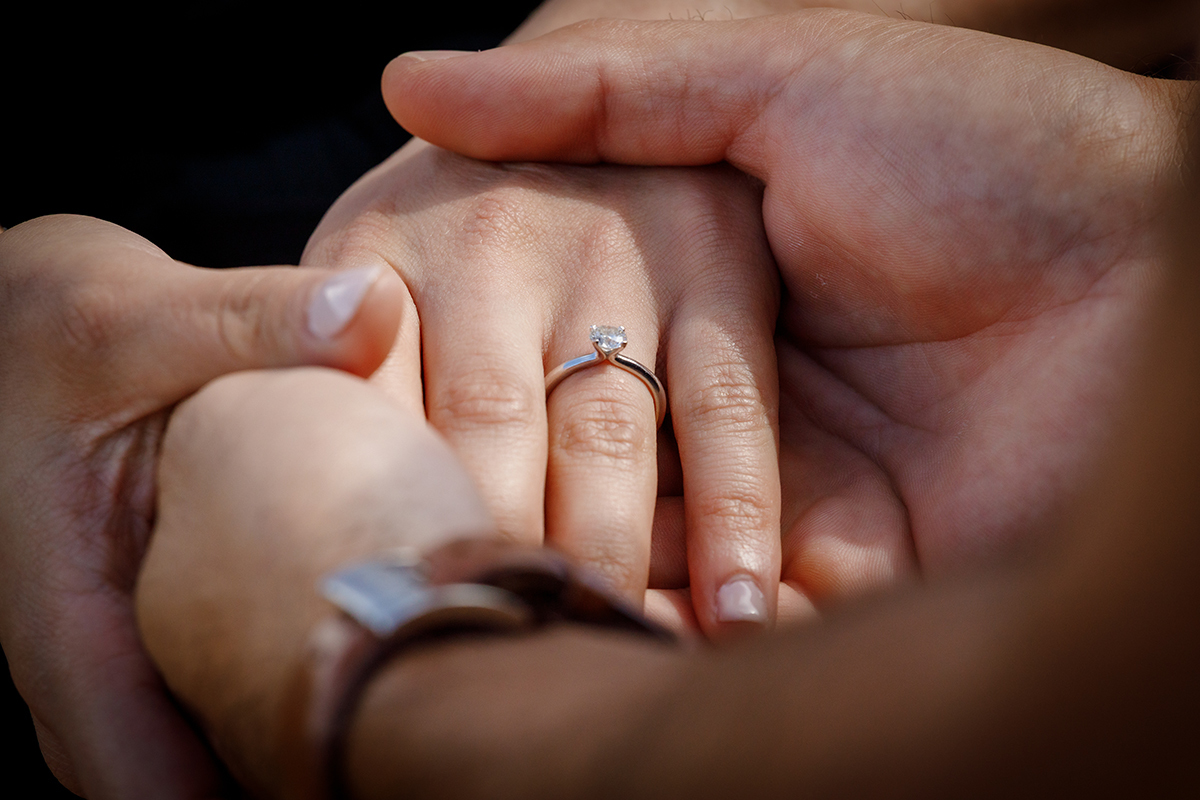 Momento de amor e serenidade do casal no Parque do Caramulo com elementos naturais, captado por Ricardo Coimbra fotógrafo.