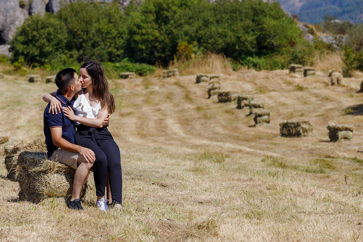 Sessão de solteiros no Caramulo em prado com fardos de palha e vista deslumbrante, fotografia por Fotocoimbra, fotógrafos de casamento Tondela e Viseu.