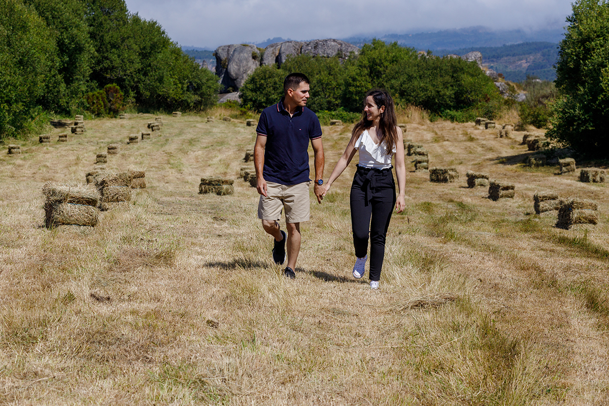 Sandra e Jorge entre fardos de palha com luz suave no Caramulo, momento romântico captado por Ricardo Coimbra fotógrafo.