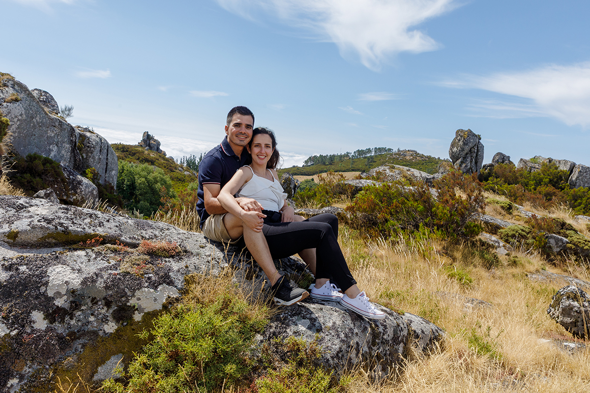 Abraço íntimo dos noivos com cenário rural no Caramulo, sessão captada por Fotocoimbra, fotógrafos de casamento.
