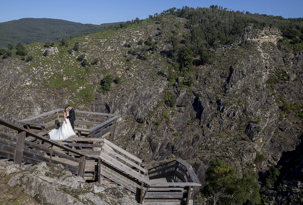 Num plano afastado e picado, os dois estão lado a lado, abraçados pela cintura, com as testas encostadas. Estão parados no tempo, rodeados por uma montanha que parece guardar o seu segredo.