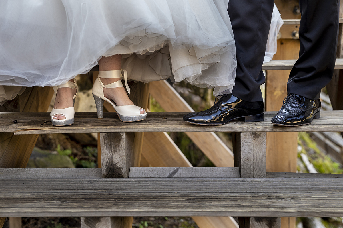 Num plano de detalhe apaixonante, vemos apenas os pés dos dois nos degraus da escada. Os sapatos da Daniela, brancos e cintilantes, brilham ao lado dos elegantes sapatos de Jorge, num registo íntimo e simbólico.