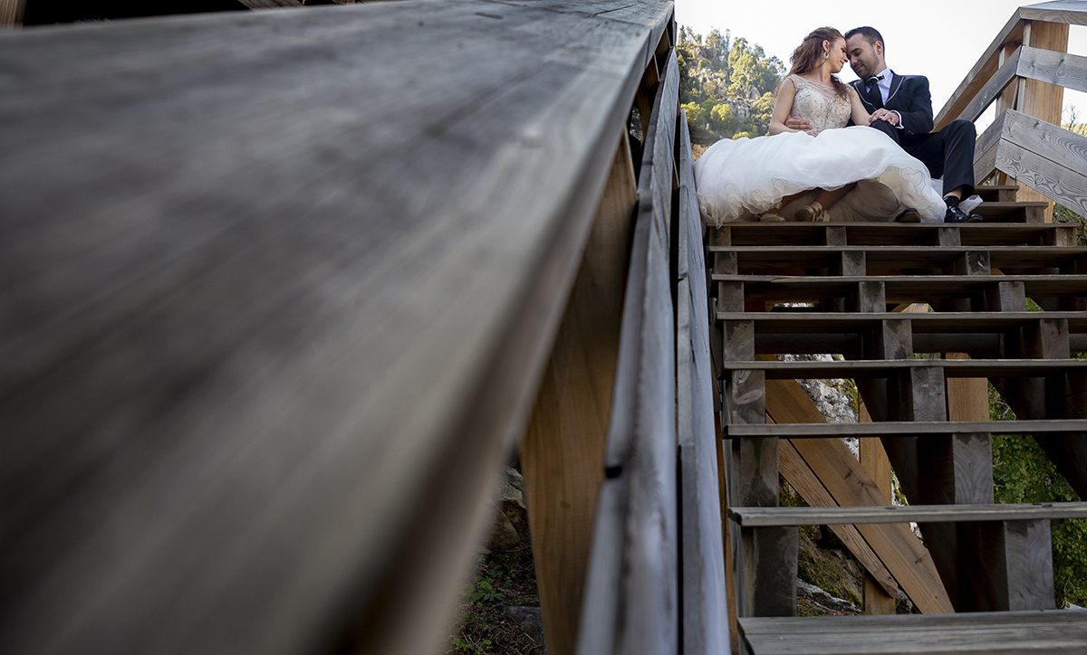 Sentados no cimo da escada, lado a lado, Jorge abraça Daniela pelas costas. As suas testas tocam-se, e um leve sorriso surge nos lábios de ambos, num momento de puro aconchego.