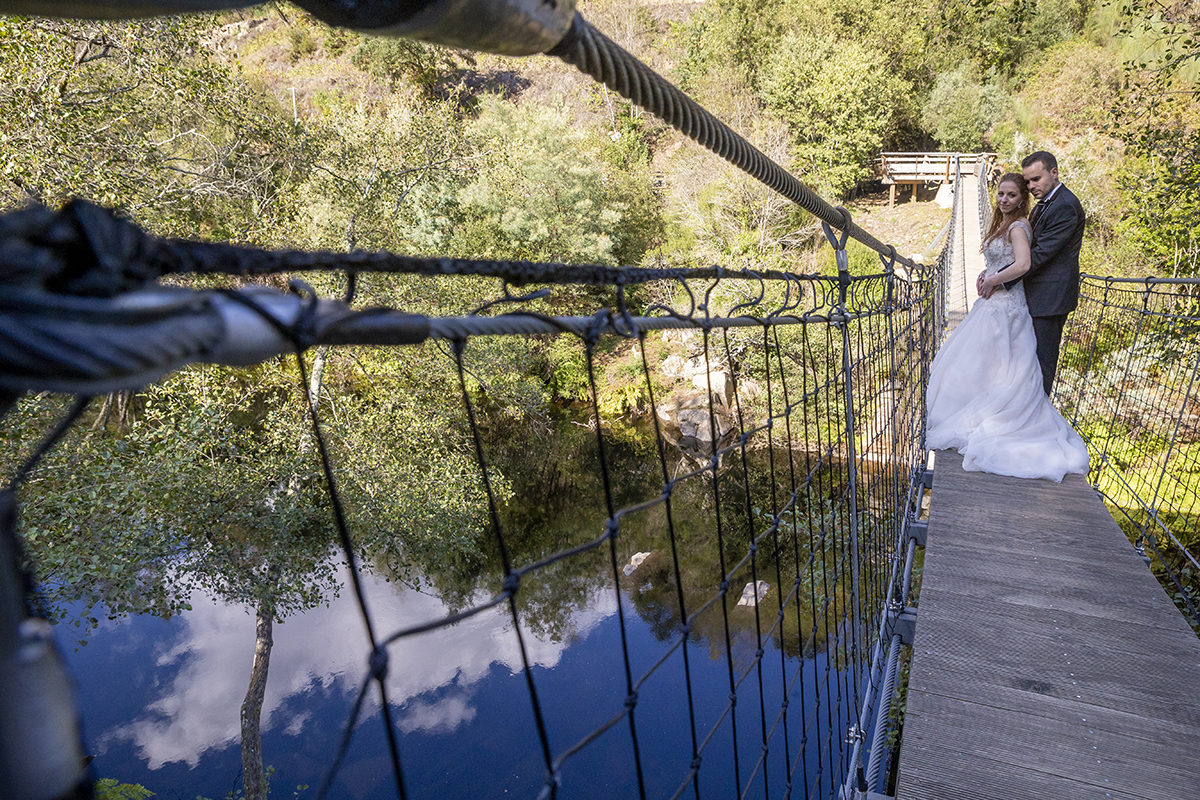 Em cima da ponte, o casal mostra a harmonia do amor. Jorge abraça Daniela por trás e ela, com um sorriso leve, olha para a câmara. O rio corre lá em baixo, mas aqui o tempo parou.