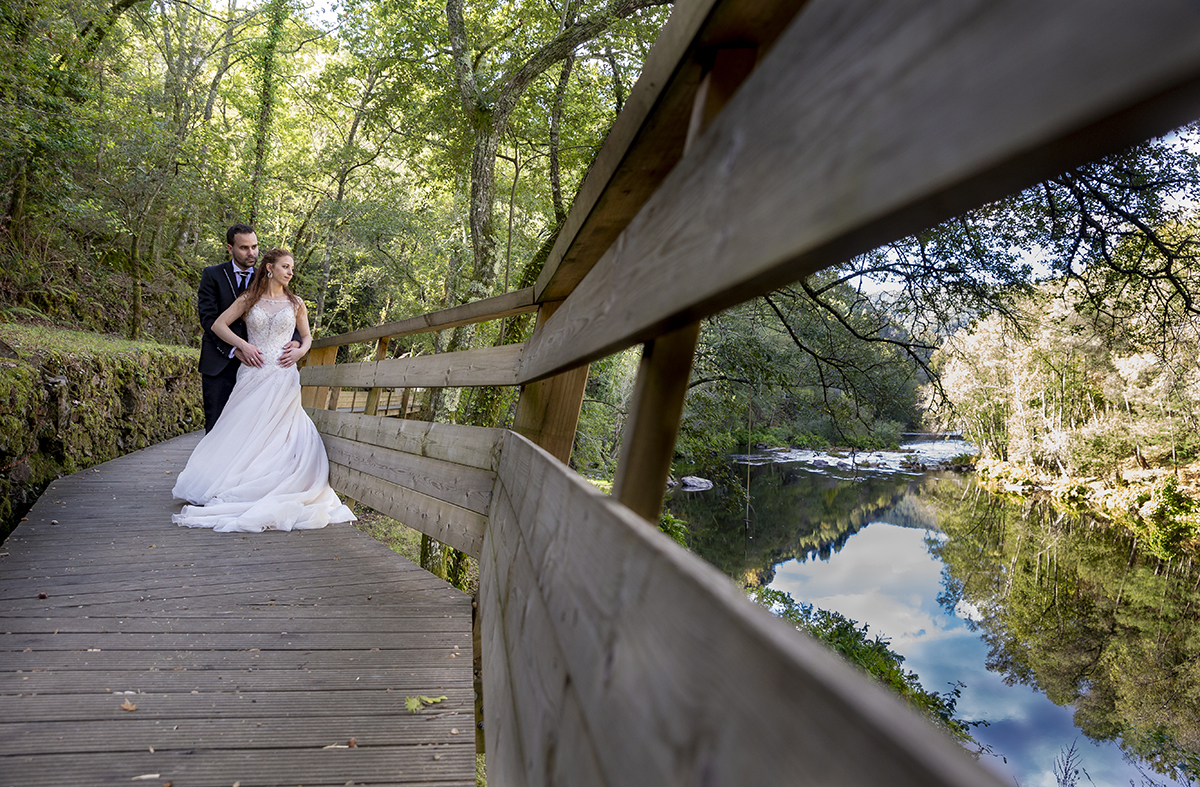 Num troço inclinado dos passadiços, Jorge envolve Daniela com ternura, pousando as mãos sobre a sua barriga. Ela retribui o gesto, pousando suavemente as mãos sobre as dele. Juntos, fitam serenamente o rio.
