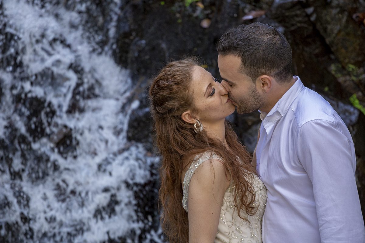 Num plano aproximado, com o fundo desfocado, Daniela e Jorge ocupam o lado direito da imagem. As suas bocas encontram-se num beijo apaixonado, e o amor preenche cada pixel da fotografia.